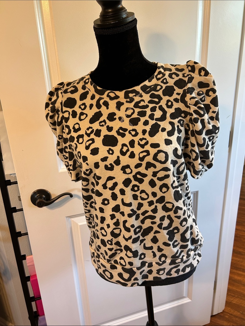 Who What Wear Beige and Black Leopard Puff-Sleeve Top